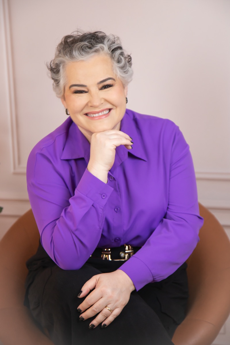 Teacher Adriana Tavares sorrindo